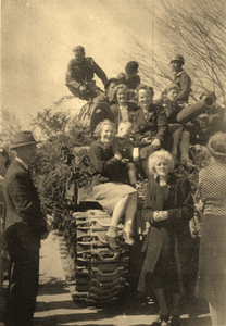 21 - Dini Kolkman zittend op de tank